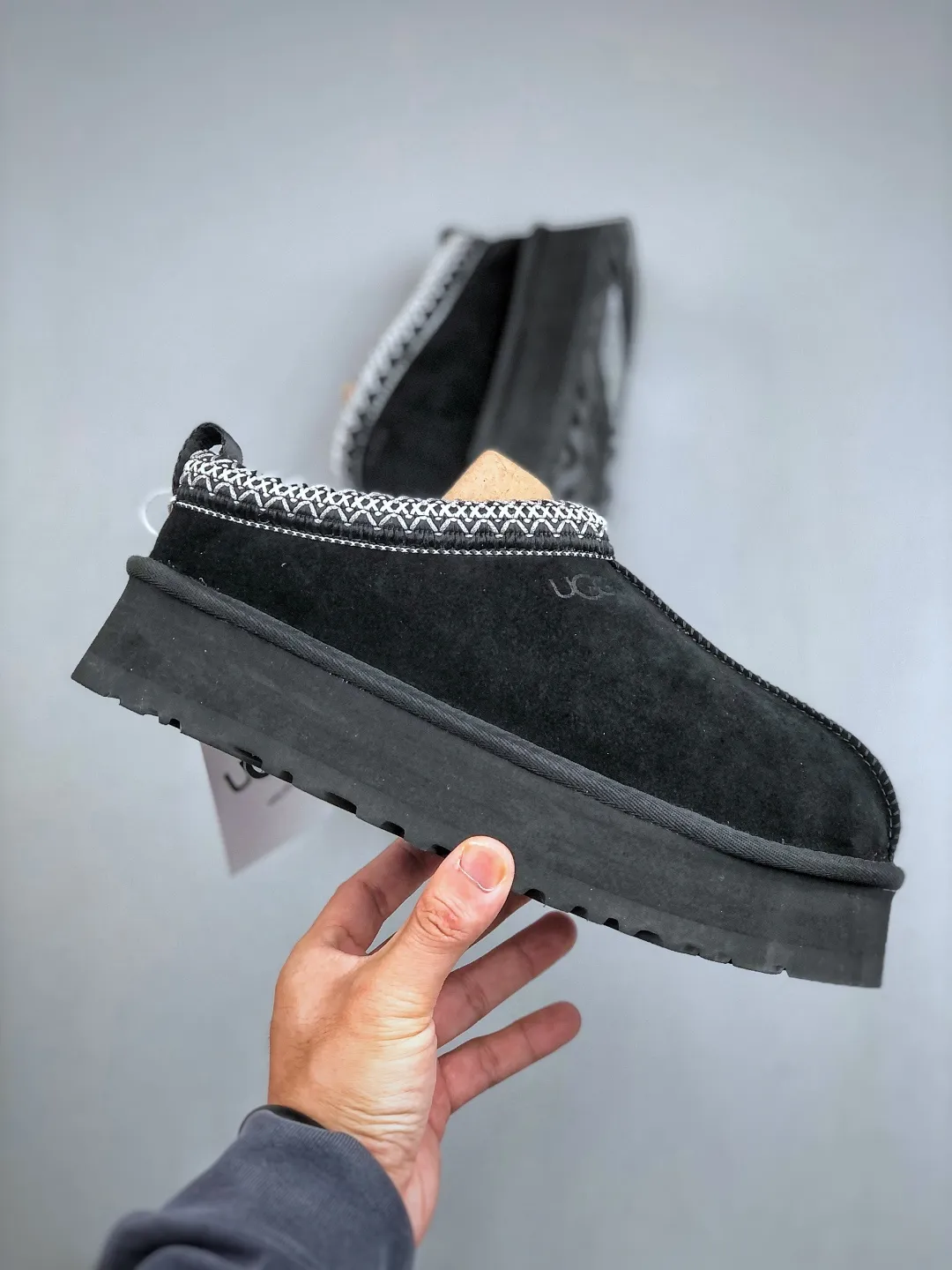 Local self-pickup💰560 supports store placement. The top version on the market. UGG Tazz ethnic style thick-soled women's model. Xiaohongshu's hot model. Produced by a major foreign trade factory in Guangzhou. From toe to insole, genuine sheep fur. Independent outer box packaging. Chip. With waterproof technology. Differentiating from any version on the market. 5cm thick sole. Independently developed original outsole. Cashmere insole. Keep warm when going out in winter. It is a very suitable choice for home use. In the new year, uug has launched a style series, which is partially biased towards the preferences of young consumers. It has also moved to the forefront of fashion trends. Shoe body material. Water-repellent coated suede upper. 17mm UGGPURE™ implanted wool insole. Lightweight non-slip and comfortable rubber outsole. With brand LOGO. With full packaging. Size: 35-40